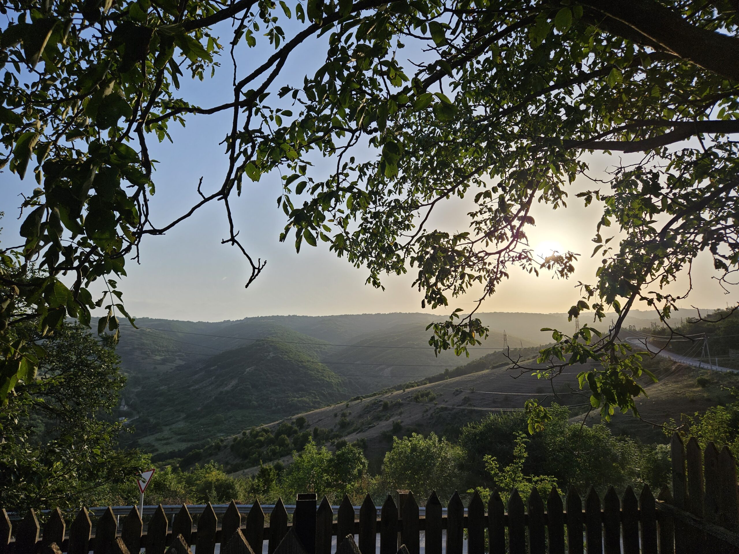 Zonsondergang over Sighnaghi, Georgië.