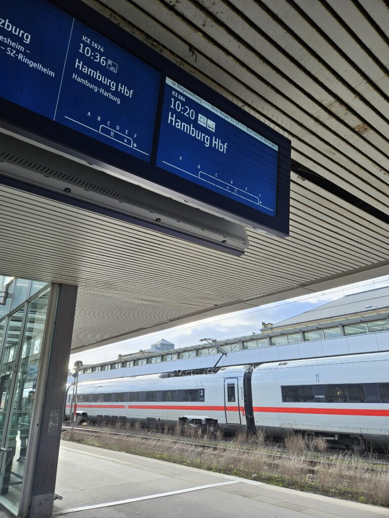 Wachtend op de ICE trein die me van Hannover naar Hamburg zal brengen.