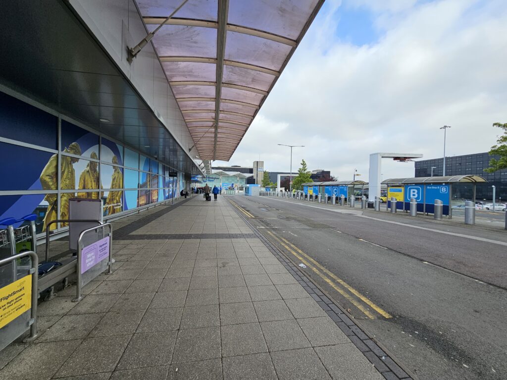 De vertrekhal van Birmingham Airport. 