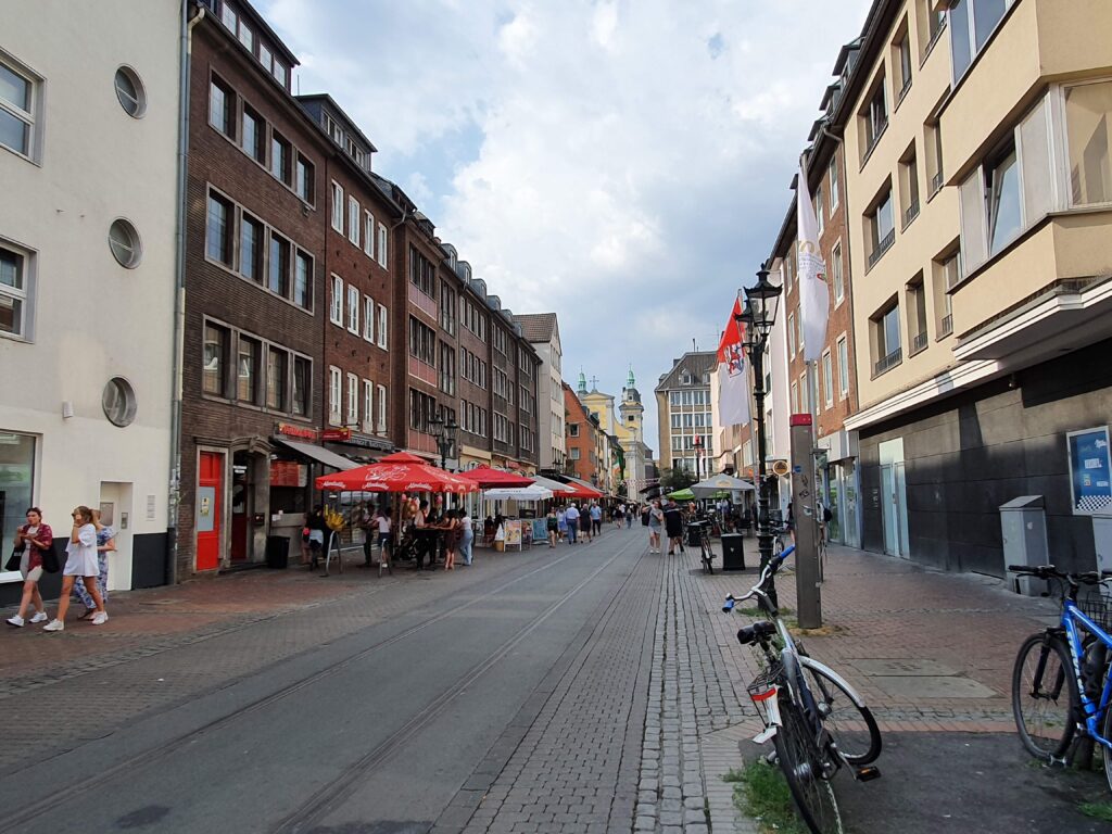Een gezellige straat in het centrum van de stad. Gezellig? Levendig? of wellicht morsig? Keuzestress.