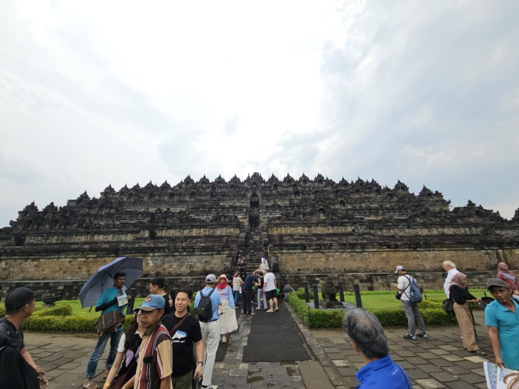 Toeristen bij Borobudur.