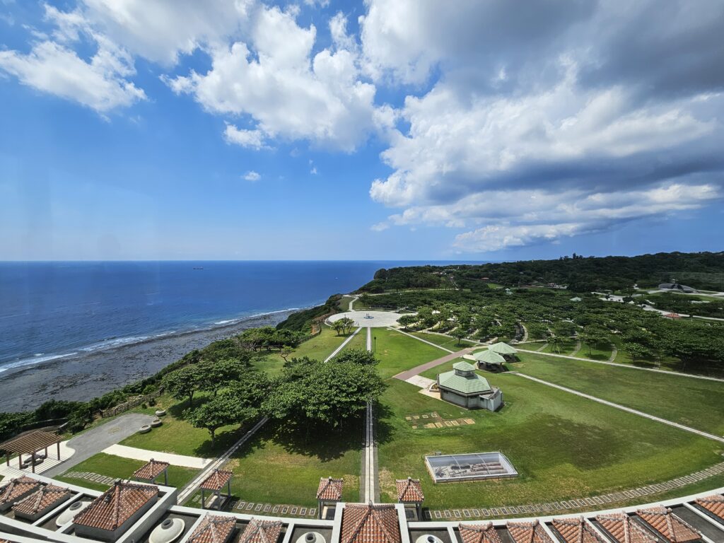 Zicht op de blauwe oceaan bij het Vredesmonument van Okinawa, een plek van stilte en herdenking