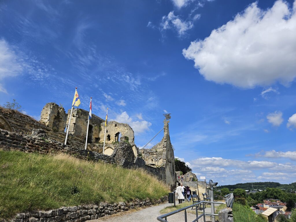 De kasteelruïne van Valkenburg, trots gelegen op een heuveltop, als een van de hoogtepunten tijdens een dag sightseeing in de stad.