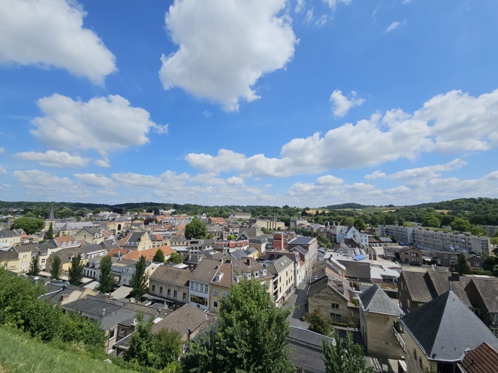 Uitzicht op de skyline van Valkenburg, met historische gebouwen en het Limburgse heuvellandschap op de achtergrond – een perfecte start voor een dag sightseeing in de stad