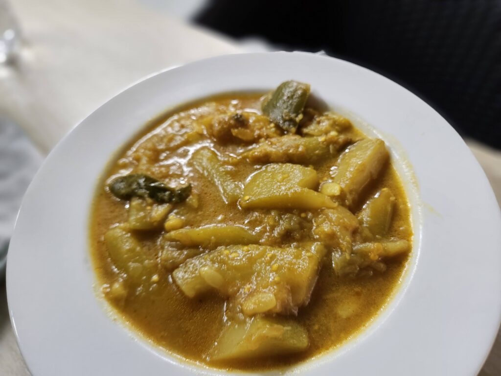 Lokaal Bangladeshi rijstgerecht dat traditioneel met de rechterhand wordt gegeten.