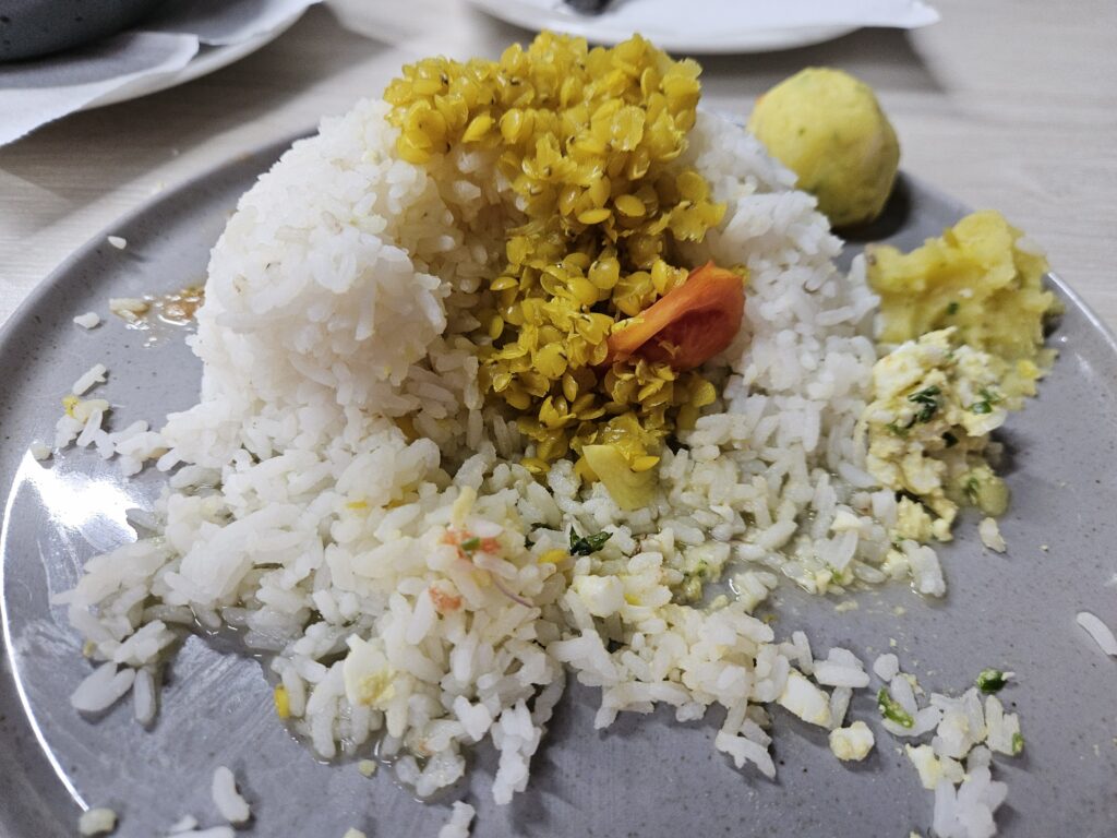 Half opgegeten lokaal rijstgerecht in Bangladesh.