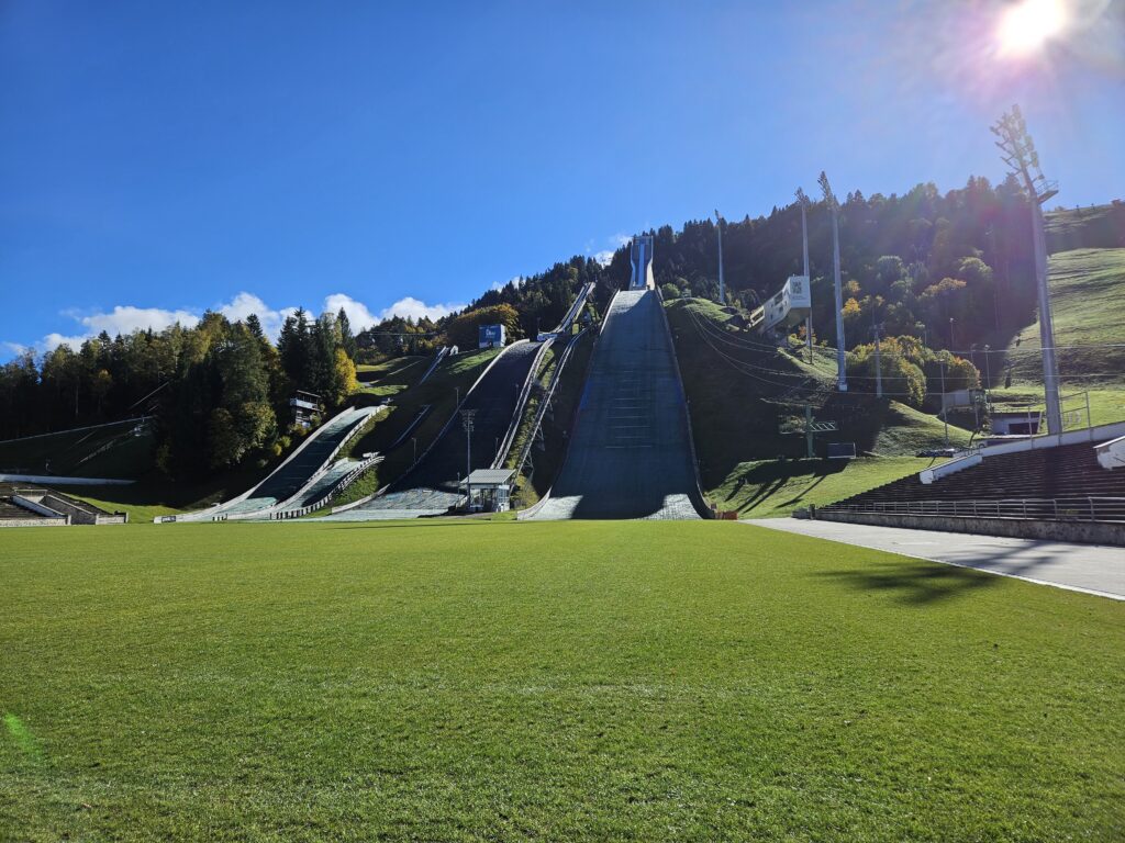 De drie skischansen van Garmisch-Partenkirchen in de zon, tijdens de nazomer.
