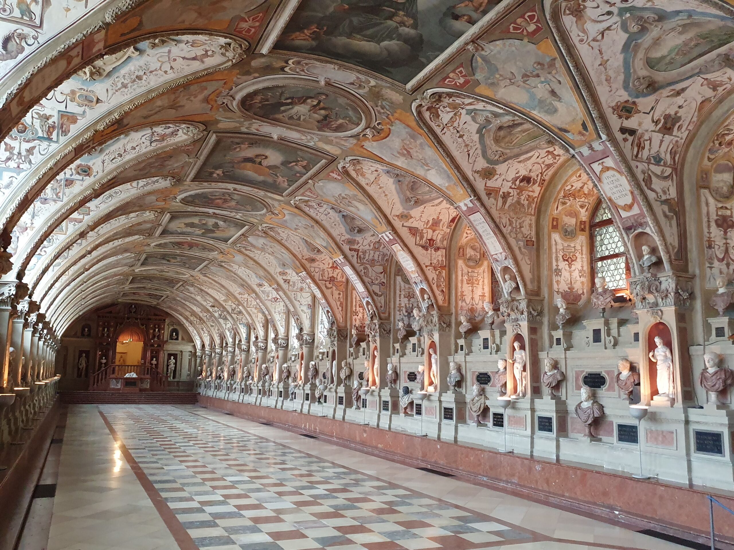 Antiquarium zaal Münchner Residenz met plafondschilderingen en beelden