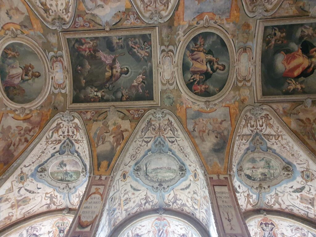Een paleis dat voelt als een doolhof vol geschiedenis en pracht.