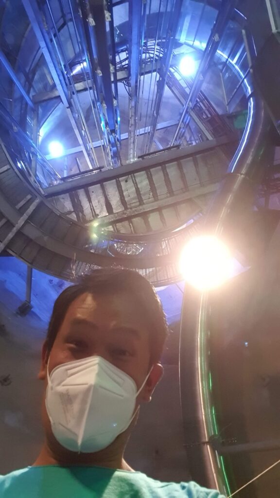 Auteur neemt selfie van de glijbaan in de tunnel.