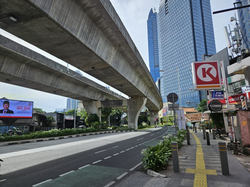 Autowegen in Jakarta.