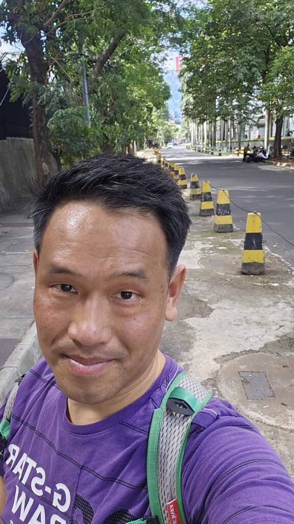 Persoon neemt selfie op verlaten weg in Jakarta, Indonesië.