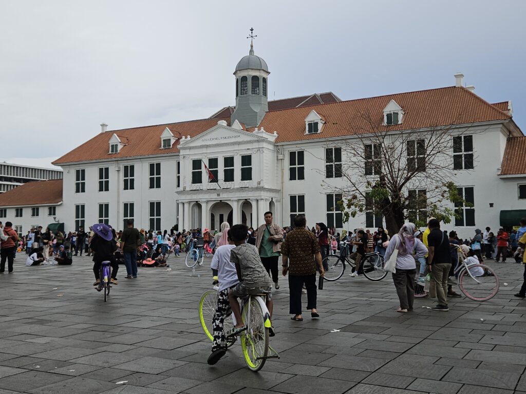 Fatahilla plein in Jakarta. Met bezoekers - jong en oud - die recreëren.