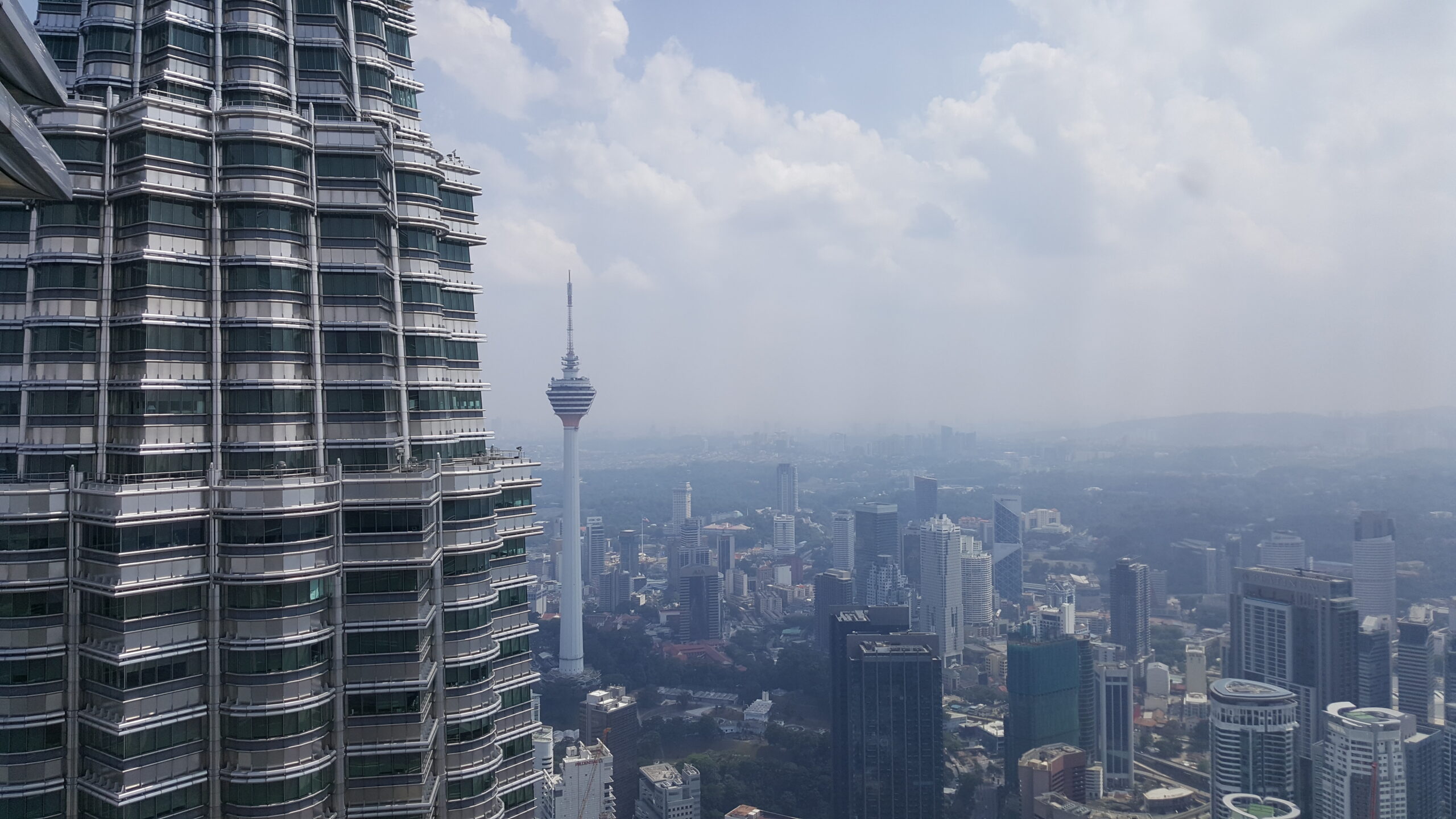 Uitzicht op een van de Petronas Twin Towers en de Menara KualaLumpur.