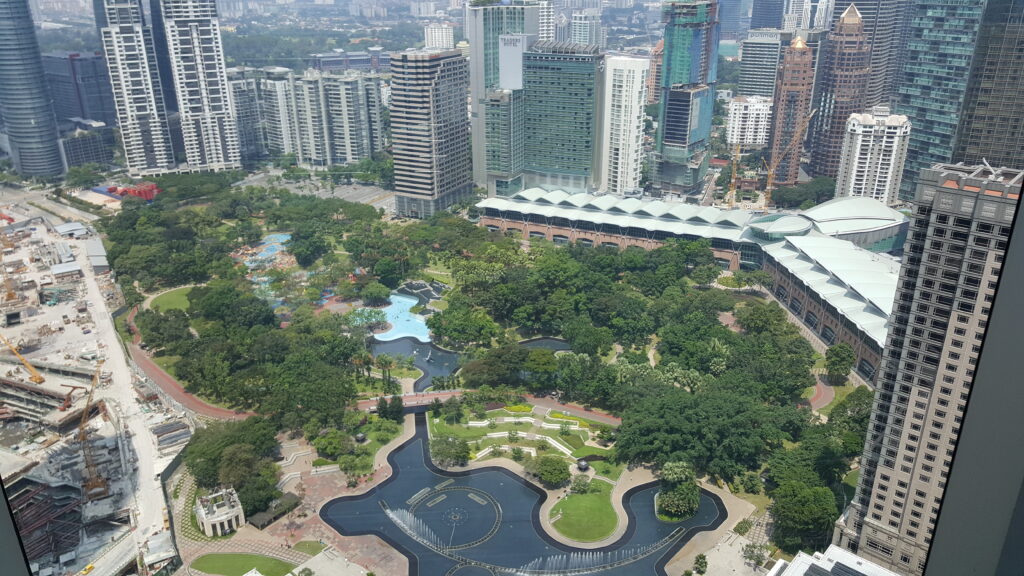 Uitzicht op het KLCC Park vanuit de Petronas Twin Tower.