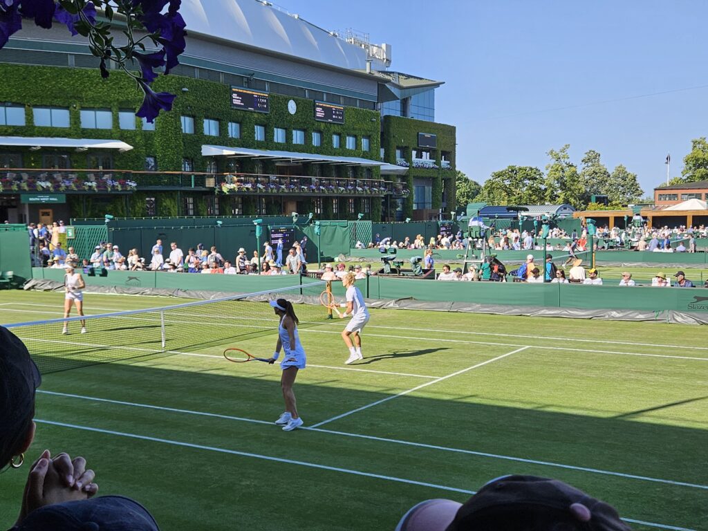 Wedstrijd op Wimbledon tenniscourt