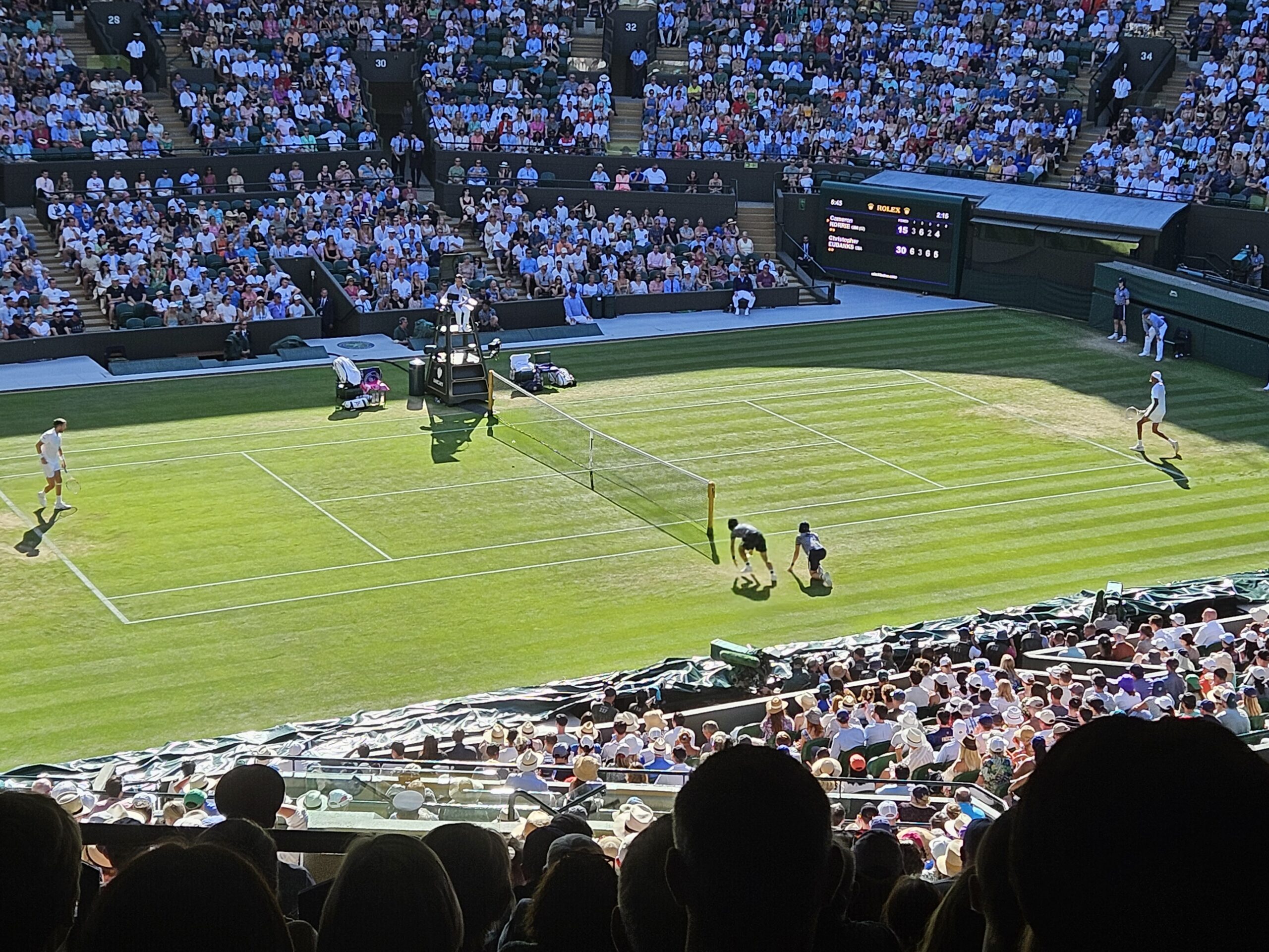 Zicht op een tenniswedstrijd op Wimbledon.