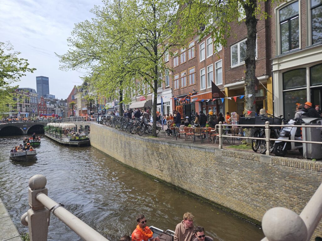 Met bootjes op het water tijdens Koningsdag