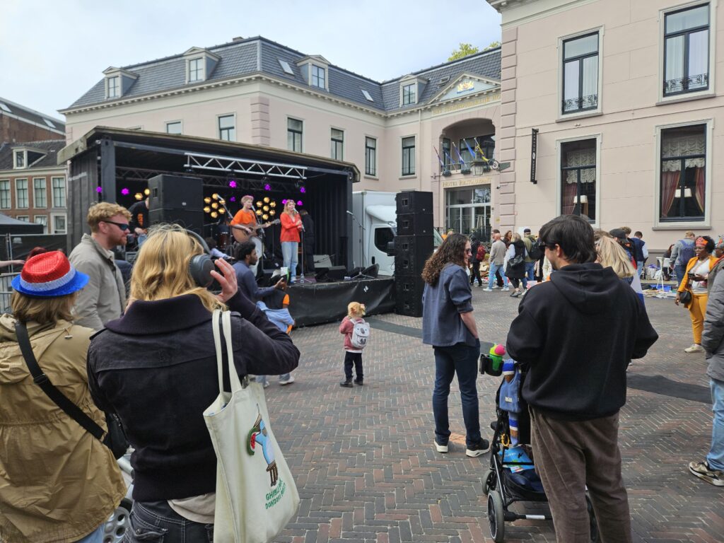Artiesten tidjens Koningsdag, voor het Stadhouderlijk hof in Leeuwarden.