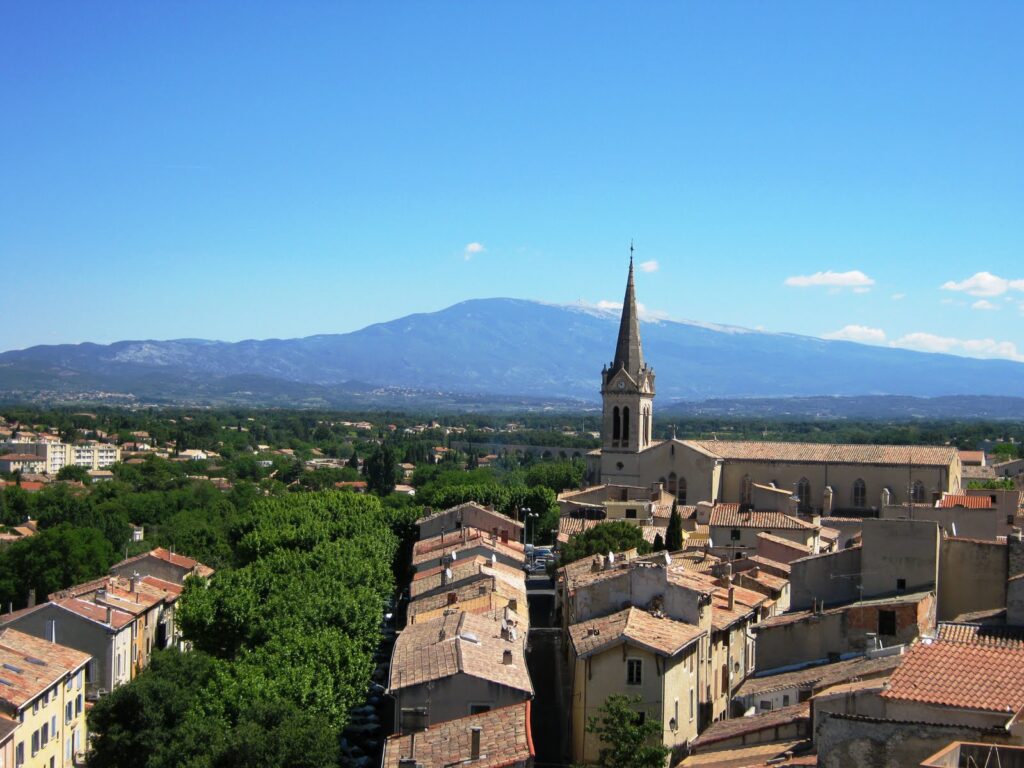 Zicht op Carpentras en de Mont Ventoux