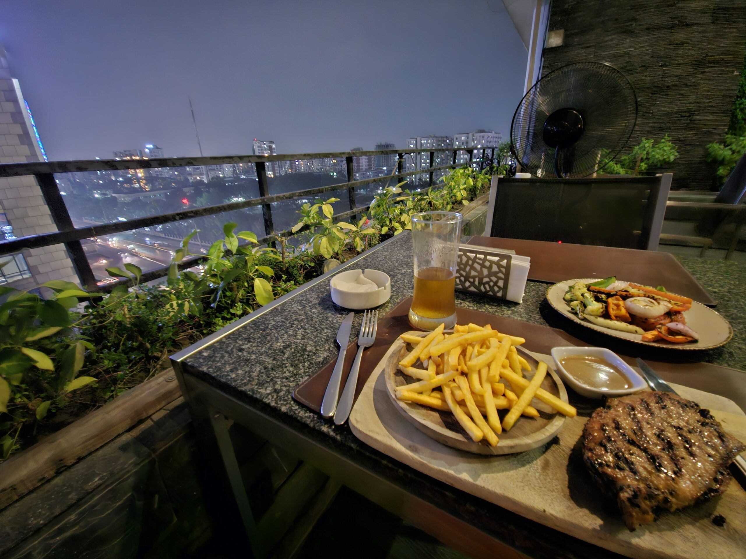 Westers eten op dakterras van hotel in Dhaka.