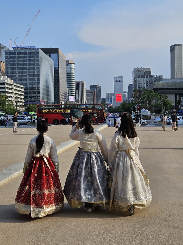 Toeristen in hanbok in Seoul
