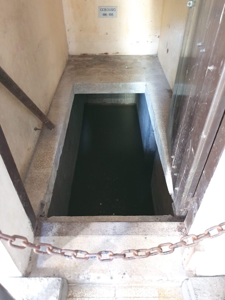 Afgesloten waterkelder van Lawang Sewu in Semarang, onderdeel van de historische kelders waar spookverhalen over bestaan.