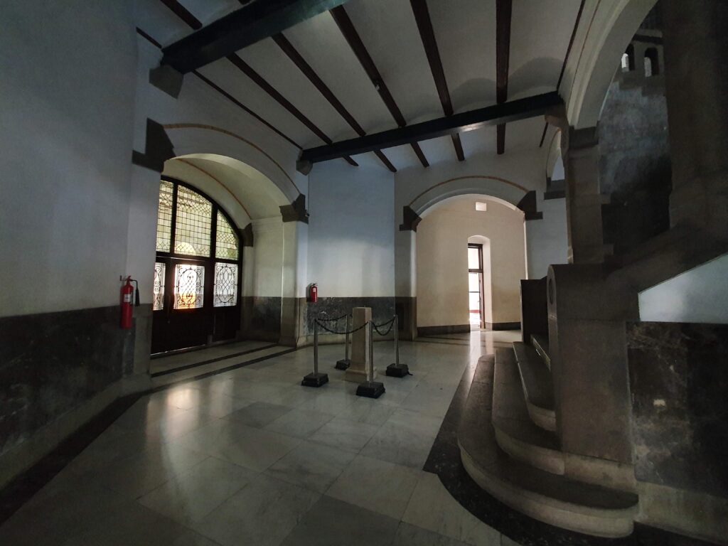 Entreehal met monumentale trap van Lawang Sewu in Semarang.