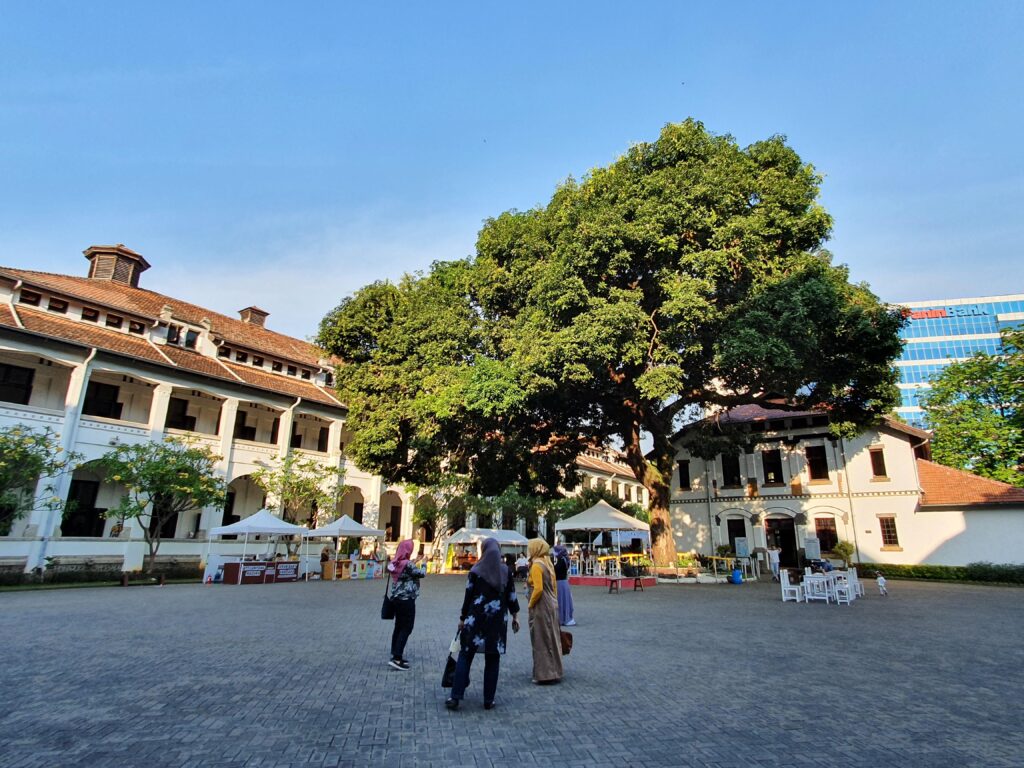 Grote boom op de binnenplaats van Lawang Sewu waar volgens legendes de kuntilanak zou verschijnen.