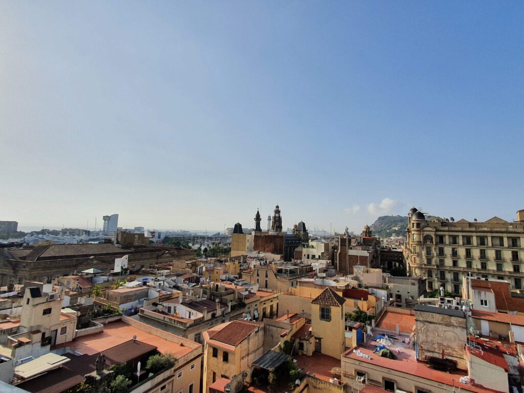 Uitzicht over de historische binnenstad van Barcelona vanaf de toren van Santa Maria del Mar
