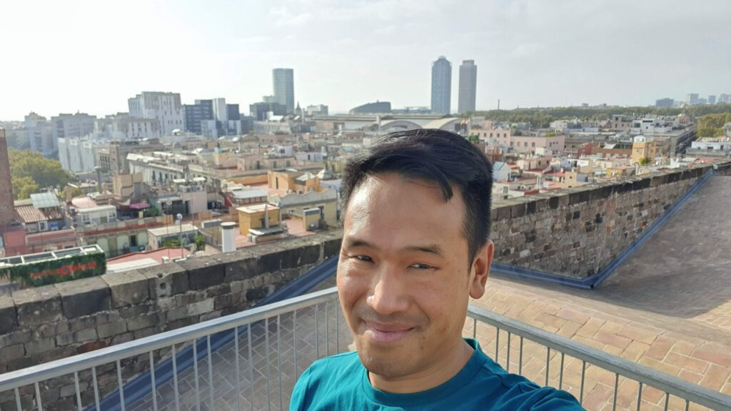 Bezoeker op het dak van Santa Maria del Mar met uitzicht over Barcelona
