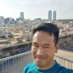 Bezoeker op het dak van Santa Maria del Mar met uitzicht over Barcelona