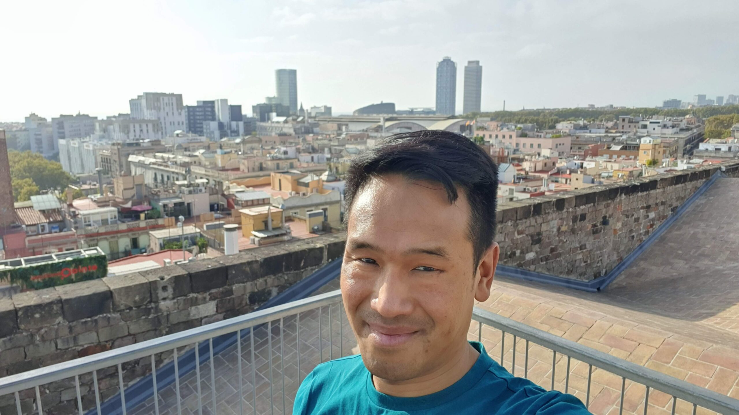 Bezoeker op het dak van Santa Maria del Mar met uitzicht over Barcelona