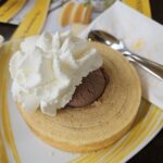 Verse Baumkuchen geserveerd met chocolade-ijs en slagroom in het Harzer Baumkuchenhaus.