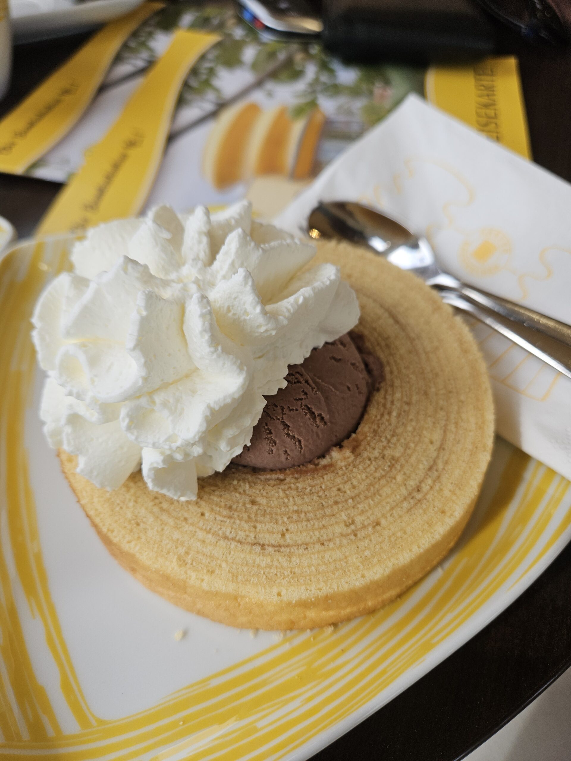 Verse Baumkuchen geserveerd met chocolade-ijs en slagroom in het Harzer Baumkuchenhaus.
