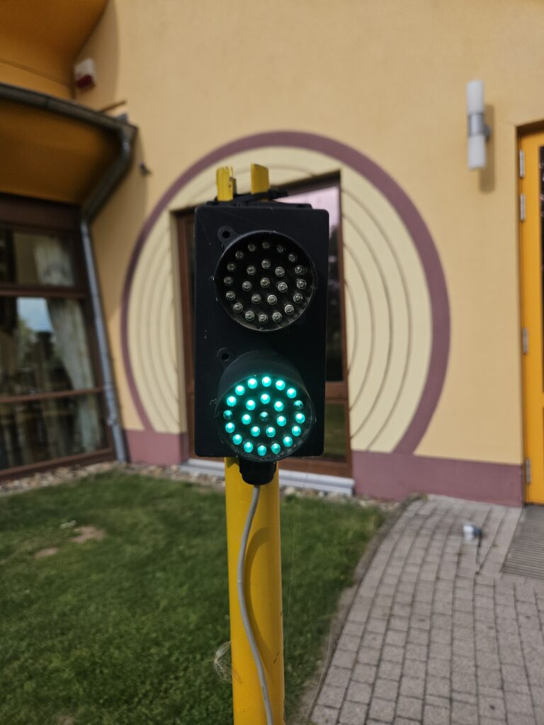 Verkeerslicht voor de ingang van het Harzer Baumkuchenhaus in Wernigerode.
