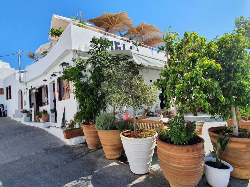 Restaurant Melia in Lindos met witgekalkte gevel, terrassen en grote planten.