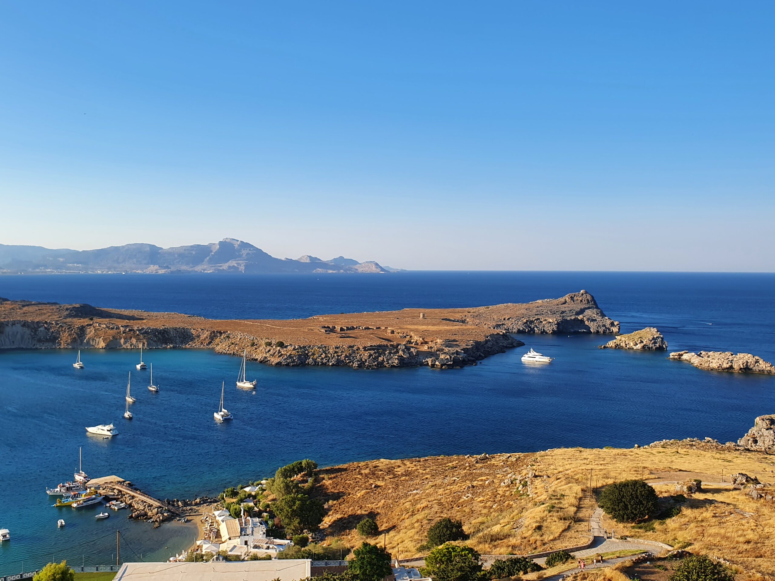 Uitzicht op de Acropolis van Lindos boven de witte huizen van het historische stadje op Rhodos.