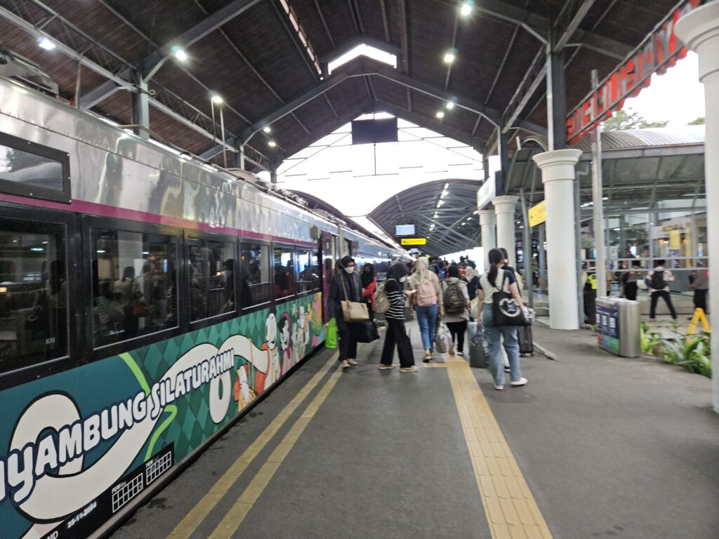 Aankomst van de Argo Semeru trein uit Yogyakarta op station Surabaya.