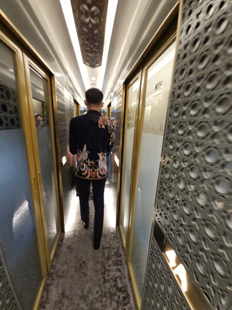 Gangpad van de Compartment Suite in de Argo Semeru trein.