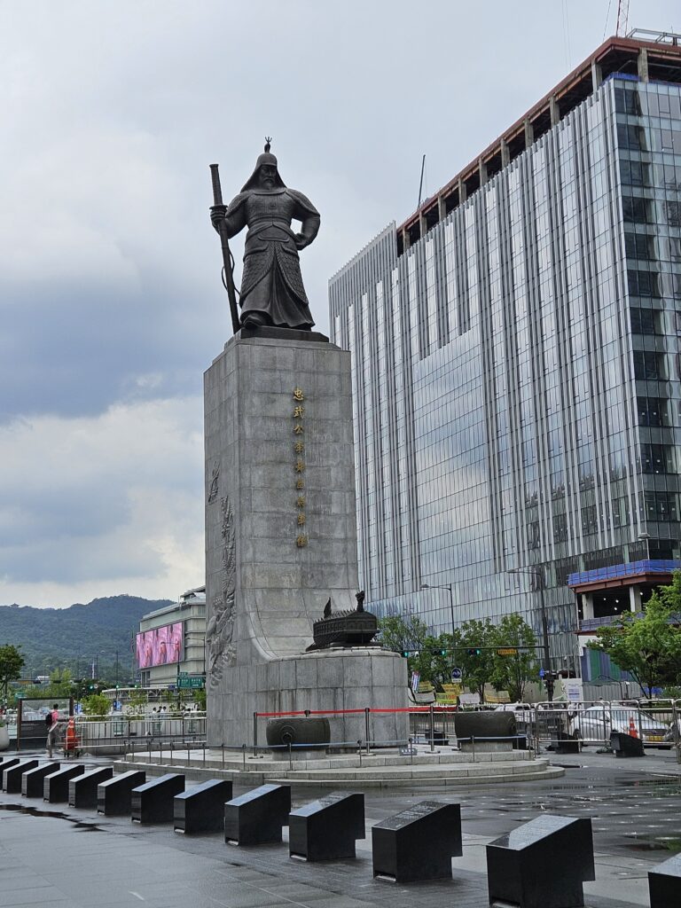 Standbeeld van admiraal Yi Sun-sin op Gwanghwamun Square in Seoul na een zomerse regenbui.