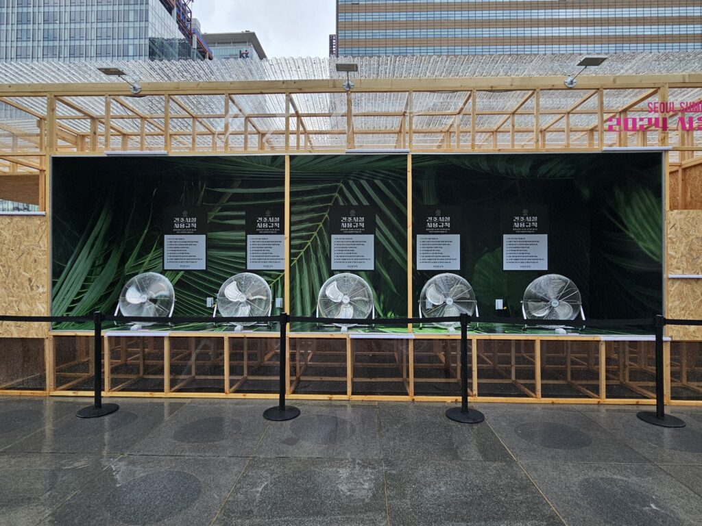 Openbare ventilatoren op Gwanghwamun Square waar bezoekers verkoeling zoeken tijdens een warme zomerdag in Seoul.