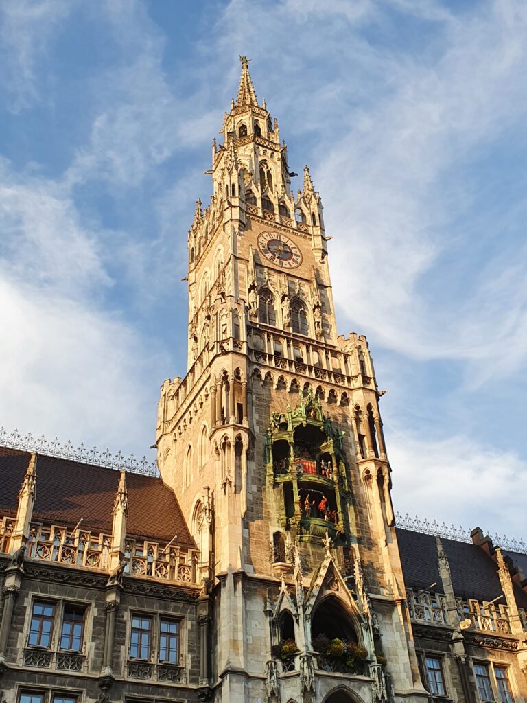 Close-up van het Glockenspiel in de toren van het Neues Rathaus op de Marienplatz.