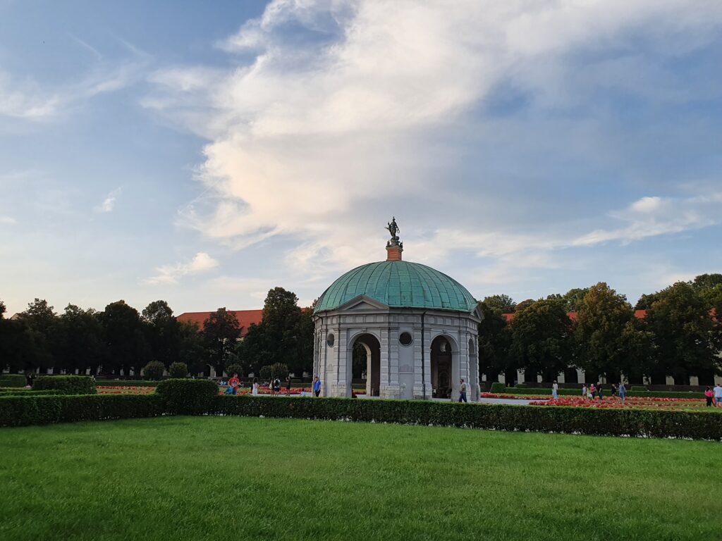 De Diana-tempel in de Hofgarten van München tijdens een rustige zomeravond.