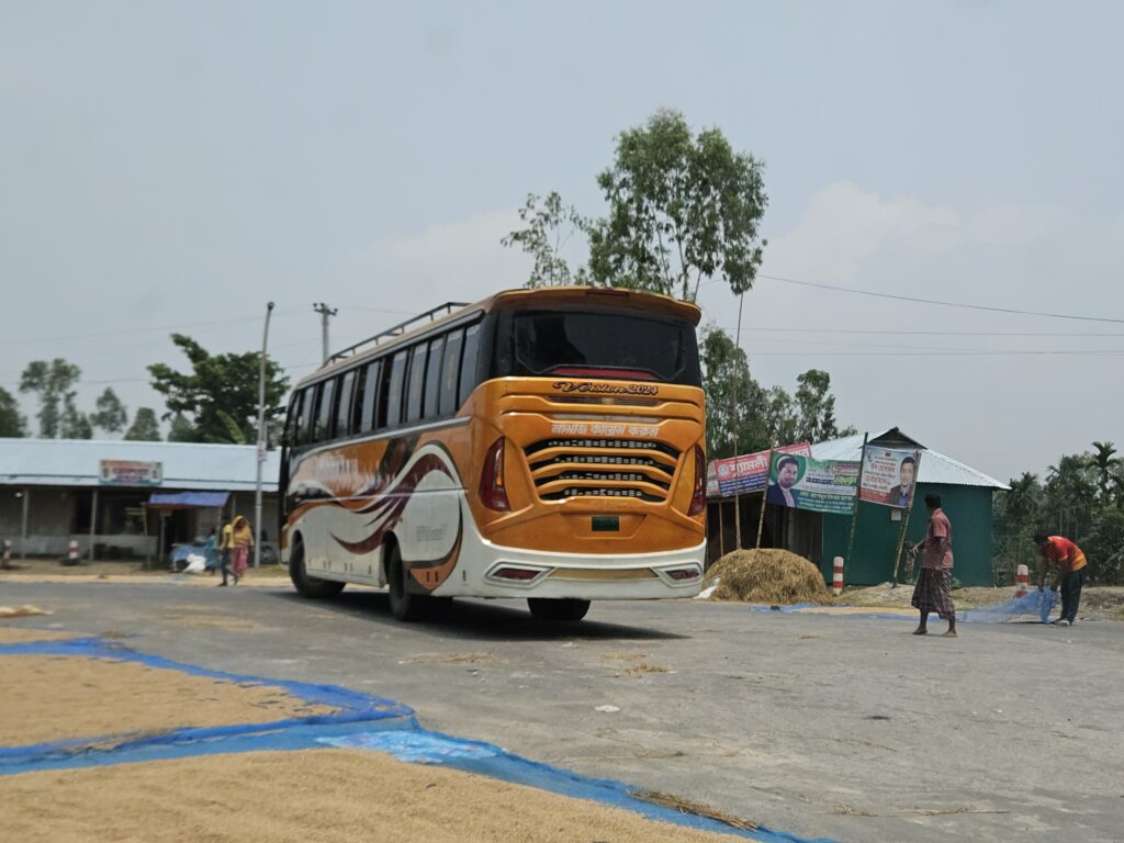 Touringcar op de weg in bangladesh