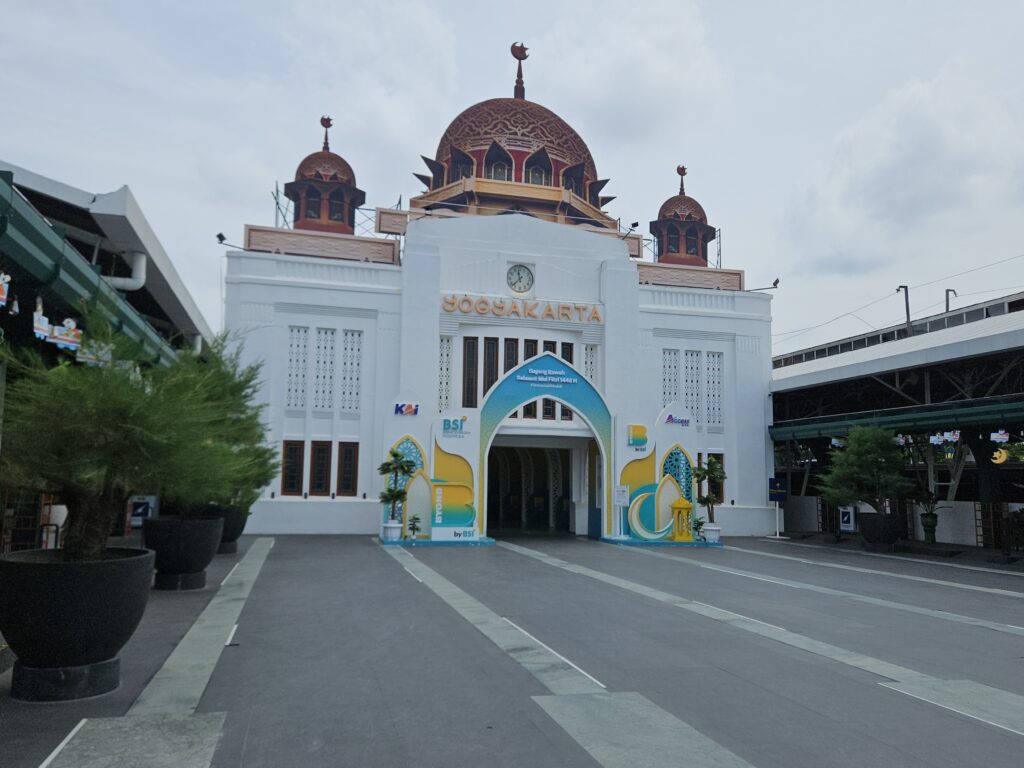 Voorgevel van station Tugu Yogyakarta.