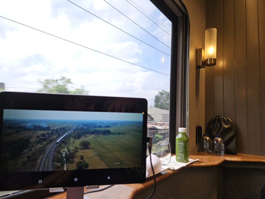 Uitzicht vanuit de Compartment Suite van de Argo Semeru trein tussen Yogyakarta en Surabaya.
