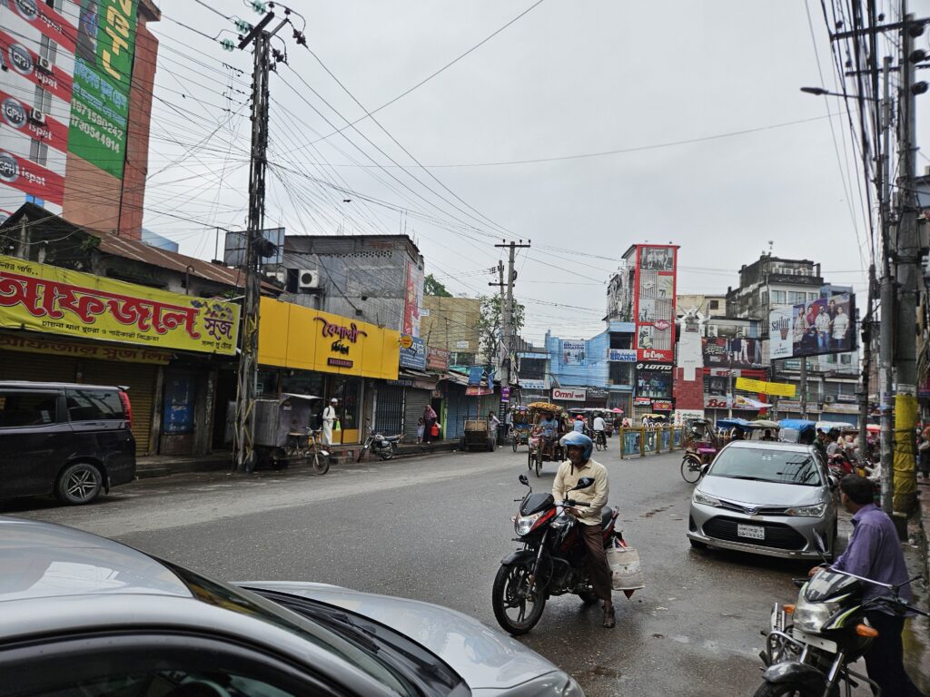 Druk verkeer in een stad in Bangladesh
