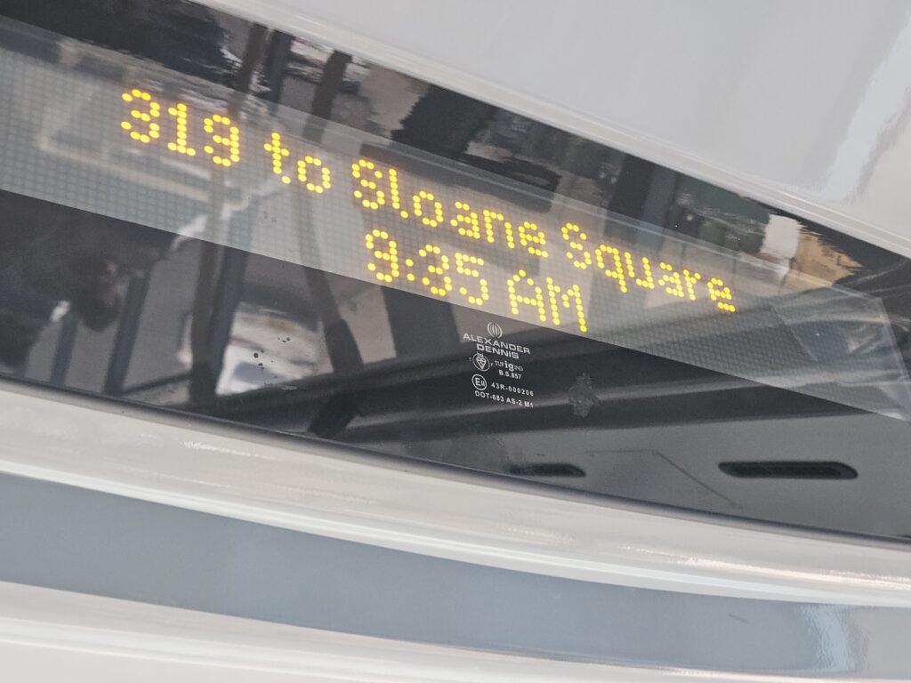 Bestemmingsscherm in een Londense bus toont lijn 319 richting Sloane Square.