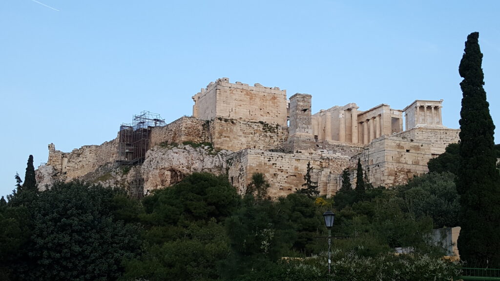 De Acropolis van Athene gezien vanaf de voet van de heuvel in het avondlicht.